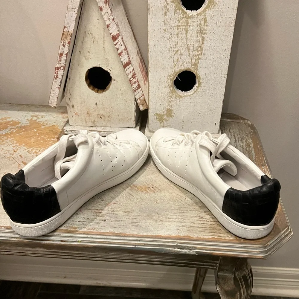Vince sleek white